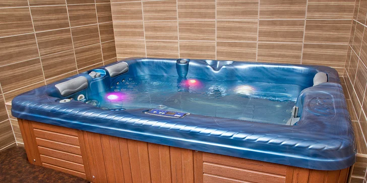 Sauna s vířivkou k vašim službám: relax pro 4 kamarády nebo 2 zaláskované