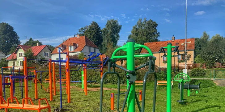 Workoutové hřiště osazené mnoha cvičebními prvky 300m od Hotelu