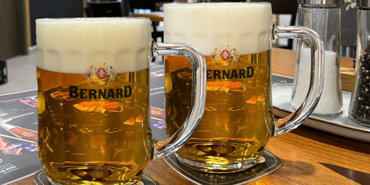 Dvě velká piva Bernard 11° v hradeckém sportovním areálu