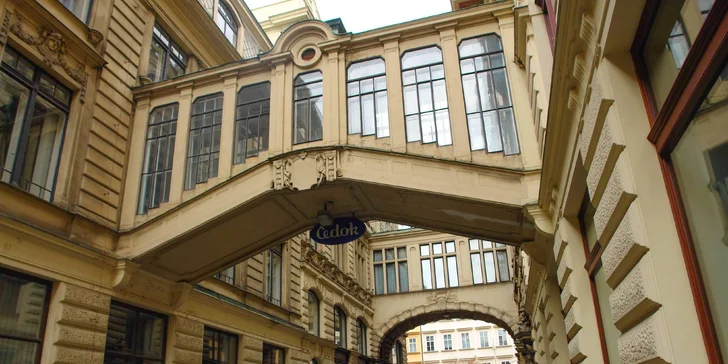 Přístup do hry získáte na jednom zařízení, hrát však může více osob (ideální počet hráčů v týmu: 2⁠ osoby).