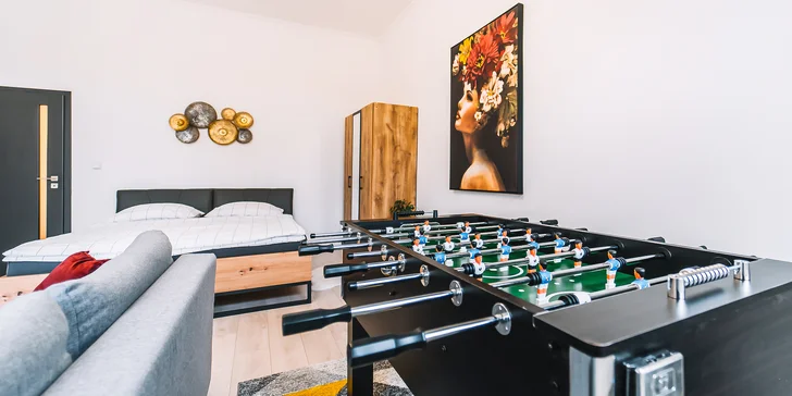 V apartmánu Modern 2 je fotbálek. 