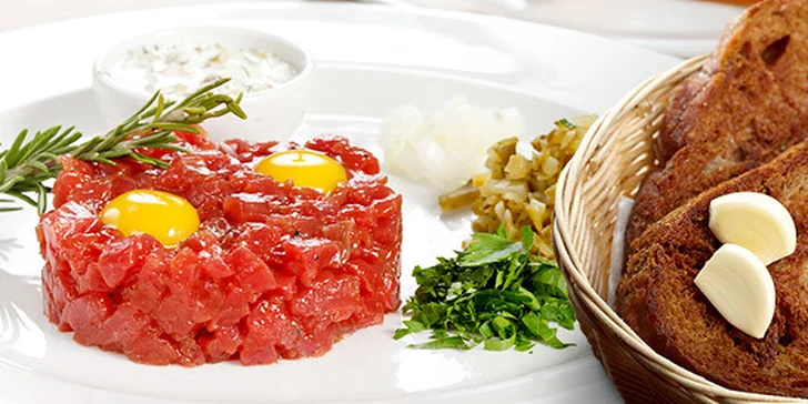 500g tatarák z pravé hovězí svíčkové a 24 topinek