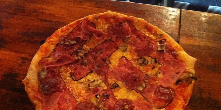 Italská dobrota: 2 lahodné a hojně zdobené pizzy dle vlastního výběru