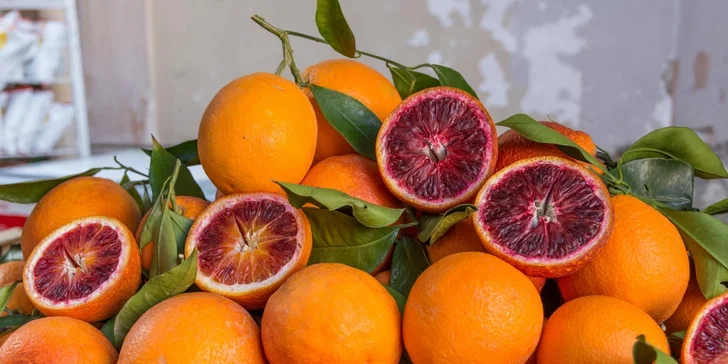 Kraj pod Etnou je známý svou bujnou vegetací, citrusovými háji a pestrými trhy.