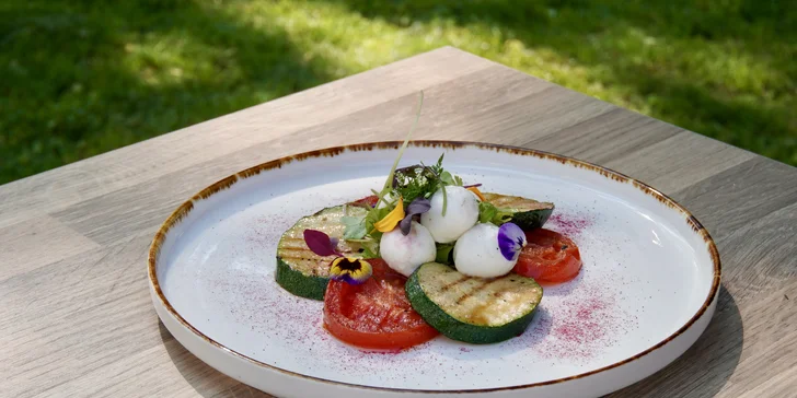 Predjedlo: Grilovaný caprese šalát z baby mozzarelly s cuketou