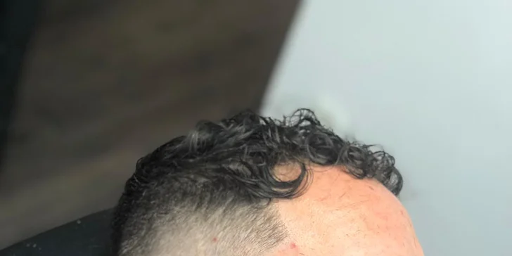 Během 45 až 60 minut se dostane na stříhání vlasů, mytí, masáž, styling, opálení chloupků na uších a začištění obočí. 