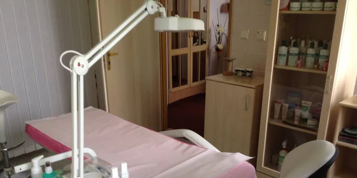 Hloubkové čištění pleti včetně úpravy obočí, aplikace vitamínových sér a čokoládového zábalu
