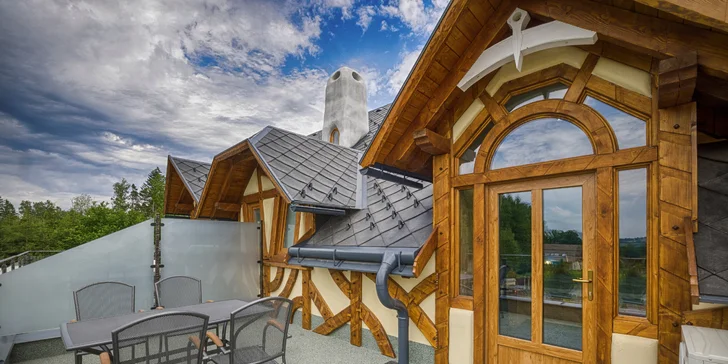 Součástí vybraných apartmánů je i venkovní terasa s posezením.