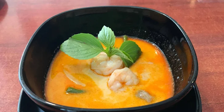 Lákavá je i Tom Yum Kung, thajská polévka s krevetami.