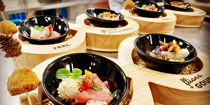 Večer vás nadchne pětichodové menu, které doplní také pestrý salátový bar a jednou týdně slavnostní gala večeře při svíčkách. 