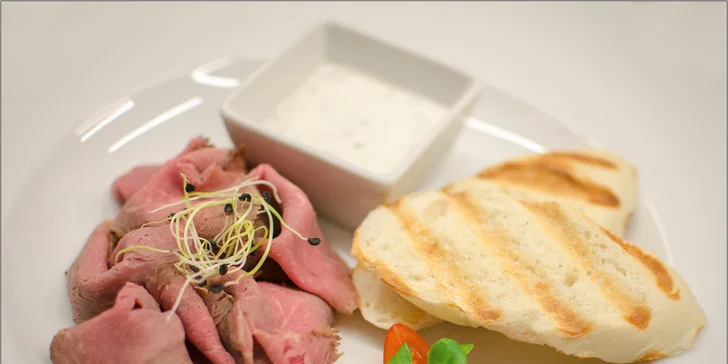 Roastbeef s křenovým dipem a pečivovými chipsy