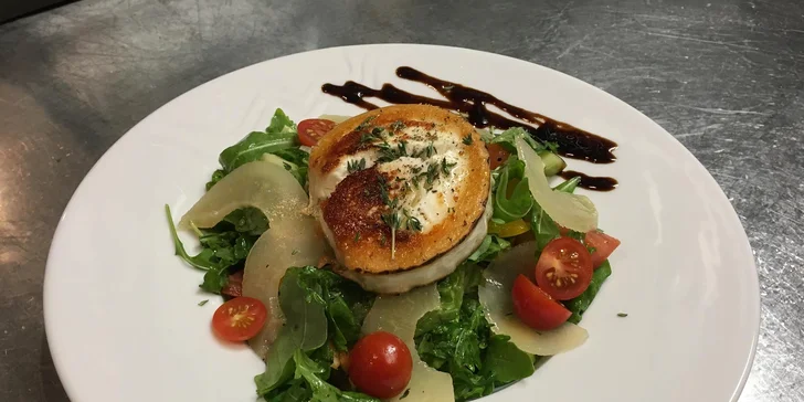 Menu kuchaři sestavují i podle sezóny a čerstvých surovin, které se jim podaří sehnat, takže je tu denně něco nového. 