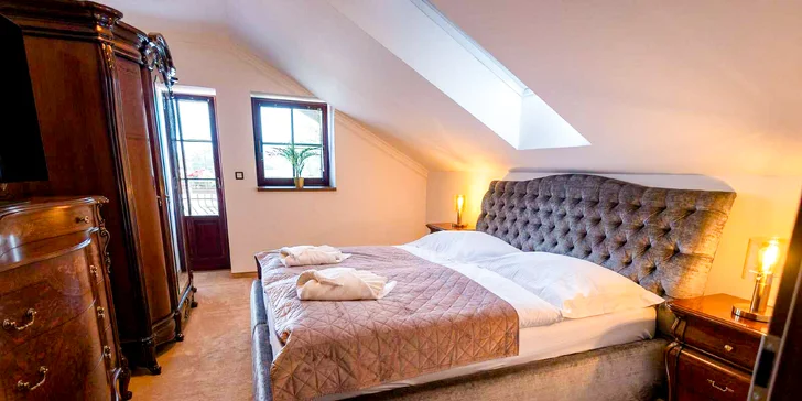 Apartmán Extra De Luxe s kuchynkou – priestranné podkrovné ubytovanie so samostatnou spálňou, obývačkou, balkónom a terasou so sedením. 