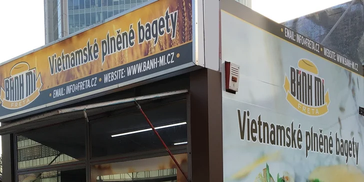 Stánek najdete hned za výstupem z metra a před hlavním vchodem obchodního domu Arkády.