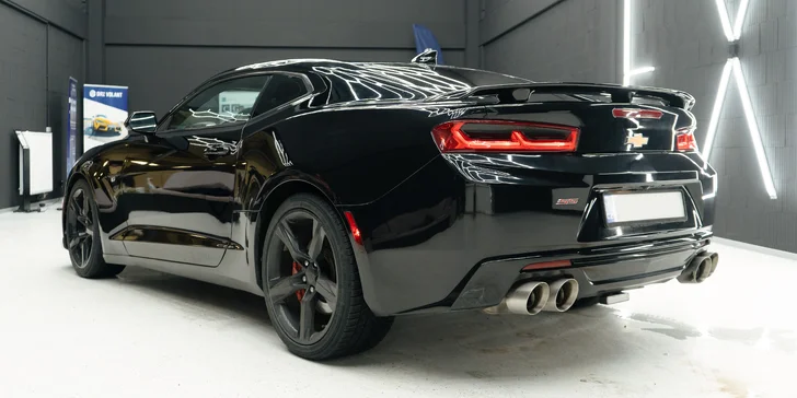 Tenhle americký krasavec má atmosférický motor V8 o objemu 6,2 litrů a téměř 500 koní na zadní kola.