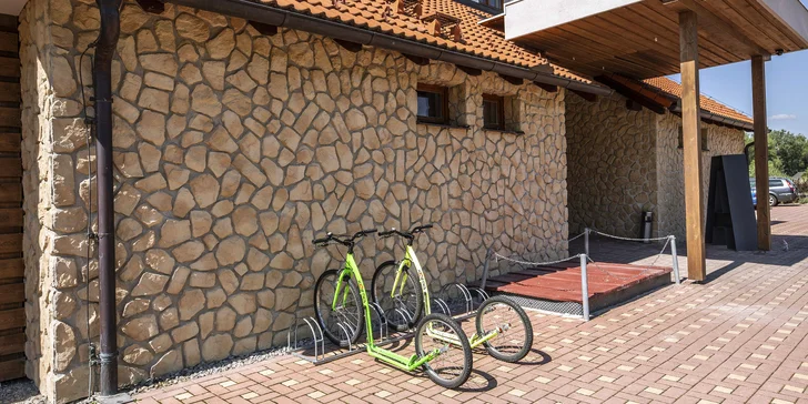 Okolí je ideální na výlety, třeba i na koloběžkách a kolech. Koloběžky Kostka vám půjčí s 30% slevou.