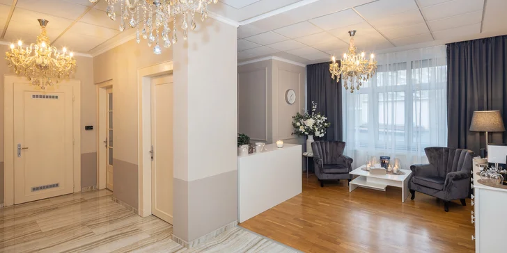 Recepce salonu ToWell, kde si můžete zdarma nabídnout výbornou kávu, různé druhy čajů, vodu a další pochutiny. 