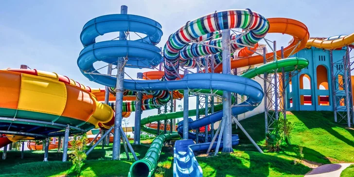Budete mít přístup do obřího aquaparku Makadi Water World.