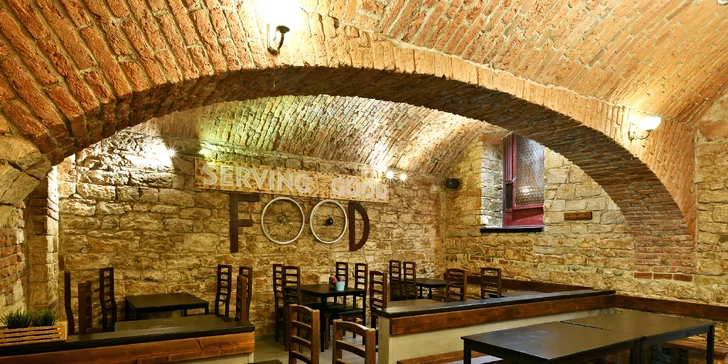 Příjemná restaurace je kousek od zastávky Švandovo divadlo.