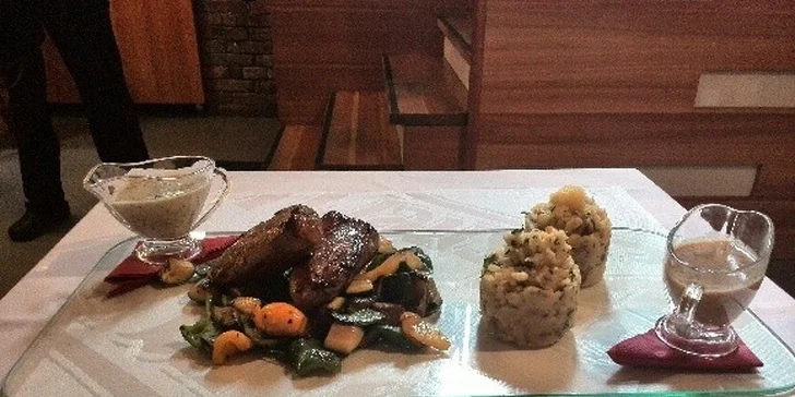 Dvě vepřové panenky flambované na 15letém rumu
