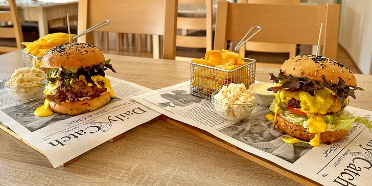 Burger s hovězím nebo trhaným vepřovým, hranolky, majonéza a Coleslaw