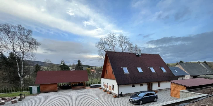 Náleží k ní prostorné parkoviště až pro 8 aut.