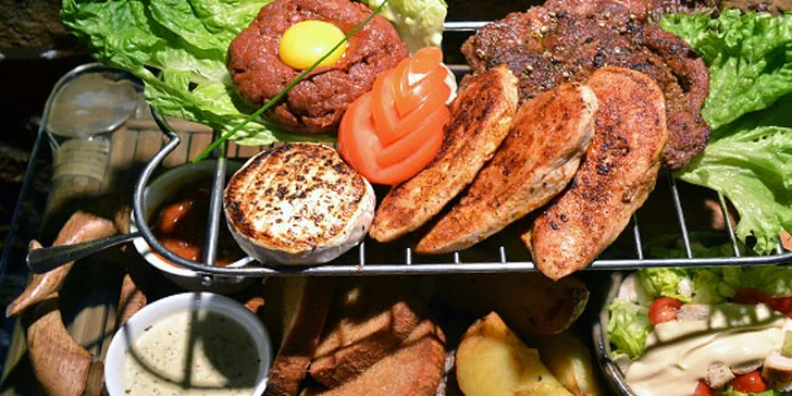 Hostina až pro 4 jedlíky v restauraci Pravěk