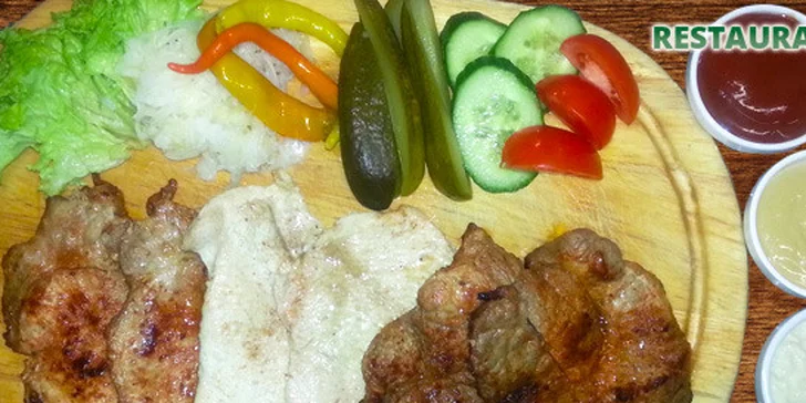Steakové prkno s 600 g masa, přílohami a omáčkami