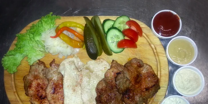 Steakové prkno s 600 g masa, přílohami a omáčkami