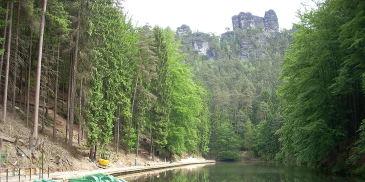 Saské Švýcarsko vlakem z Prahy. Skalní most Bastei, Kurort Rathen a Hřensko v barvách podzimu.