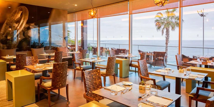 Krásný hotel s moderním designem a službami na vysoké úrovni se nachází na jihu ostrova cca 3 km od městečka Calheta. 