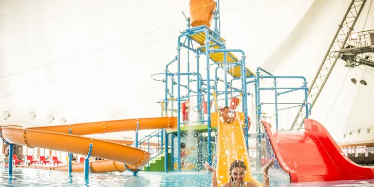 Atrakcí je v nedalekých aquaparcích celá řada – pro malé i velké vodníky. 