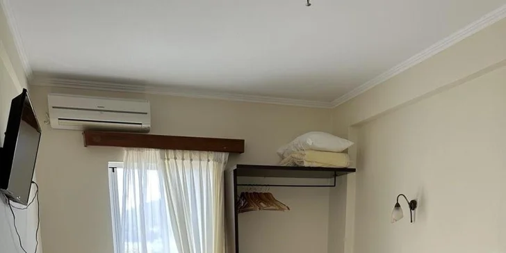 Součástí vybavení je TV, klimatizace, lednička a balkon či terasa. 