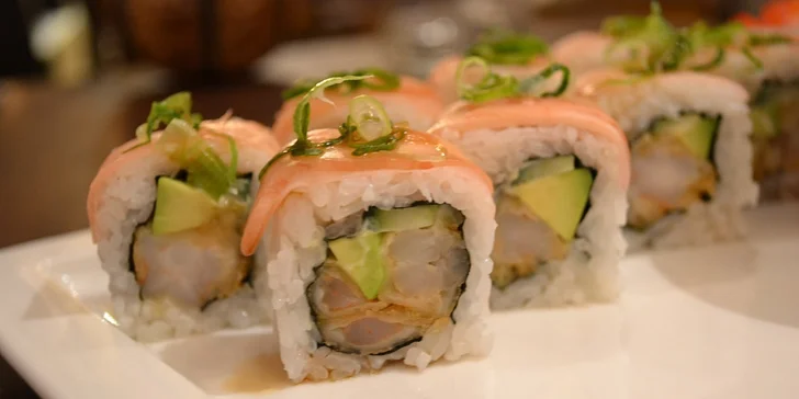 Bohaté sushi menu pro dva v Café Buddha