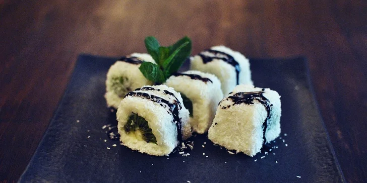 Bohaté sushi menu pro dva v Café Buddha