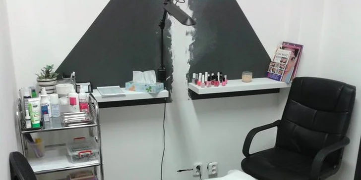 Základní nebo kompletní pedikúra včetně lakování a masáže