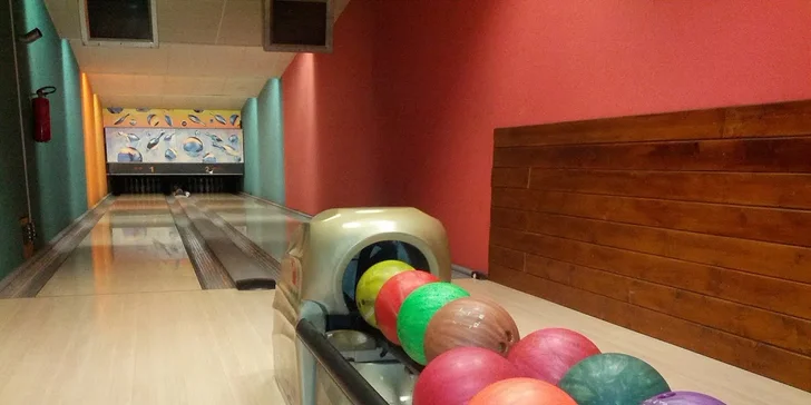 Zábava pro celou partu: 1 nebo 2 křupavé pizzy dle vašeho gusta a hodina bowlingu