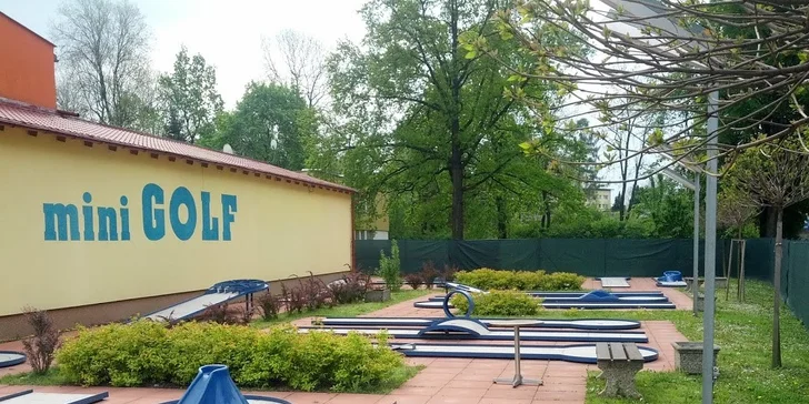 Zábava pro celou partu: 2 křupavé pizzy dle vašeho gusta a hodina bowlingu