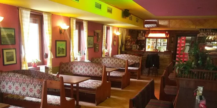 Zábava pro celou partu: 2 křupavé pizzy dle vašeho gusta a hodina bowlingu