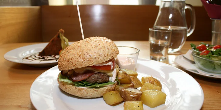 2× Royal burger a 2 saláty v Jiné krajině