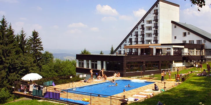 2399 Kč za 3denní pobyt pro DVA. Horský hotel Jelenovská*** s polopenzí a čtyřmi relaxačními procedurami. Bílé Karpaty se slevou 40 %.