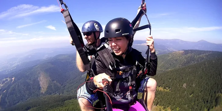 Tandem paragliding: 15minutový let v Českém ráji nebo Krkonoších