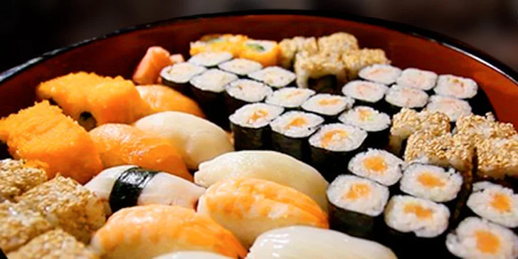 Sushi menu s 28–56 kousky v restauraci Tokyo