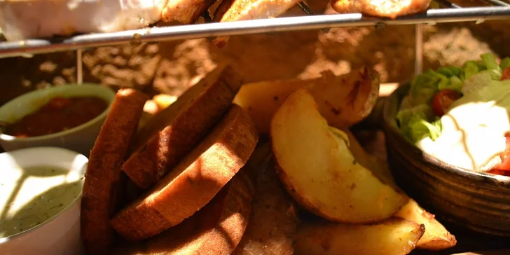 Hostina až pro 4 jedlíky v restauraci Pravěk