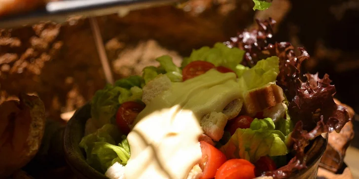 Hostina až pro 4 jedlíky v restauraci Pravěk