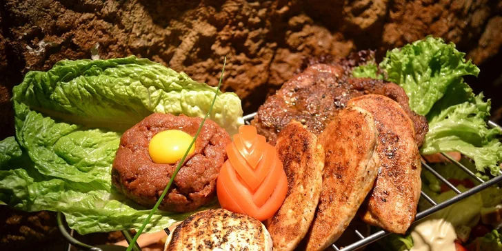 Hostina až pro 4 jedlíky v restauraci Pravěk