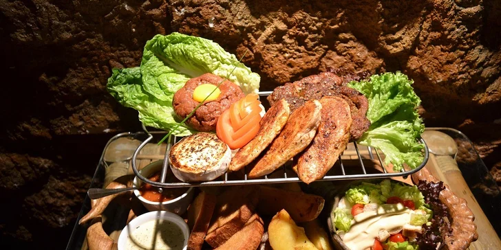 Hostina až pro 4 jedlíky v restauraci Pravěk