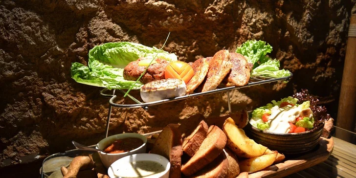 Hostina až pro 4 jedlíky v restauraci Pravěk