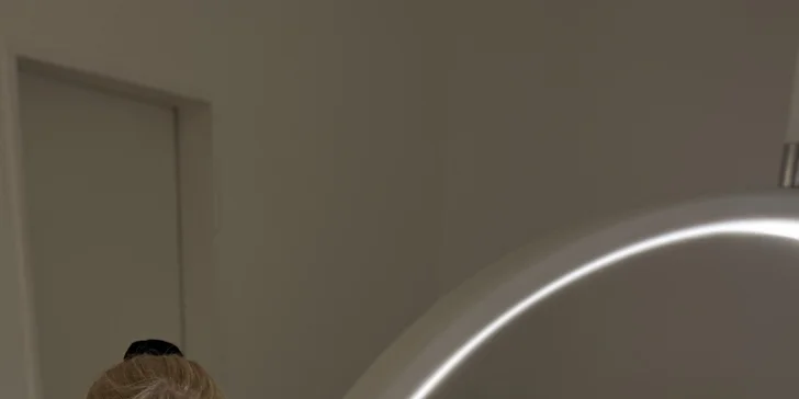 Svetelný lúč (laser) pôsobí na korienok chĺpku a zničí ho