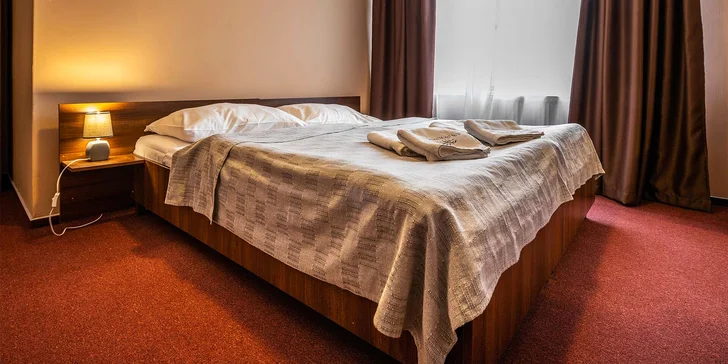 Ubytovaní budete ve dvoulůžkovém pokoji nebo apartmánu.